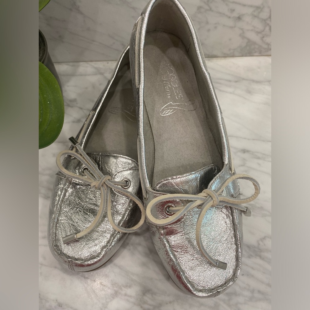 AEROSOLES Silver Moccasins with Metallic Finish and Leather Ties. 
Run small.